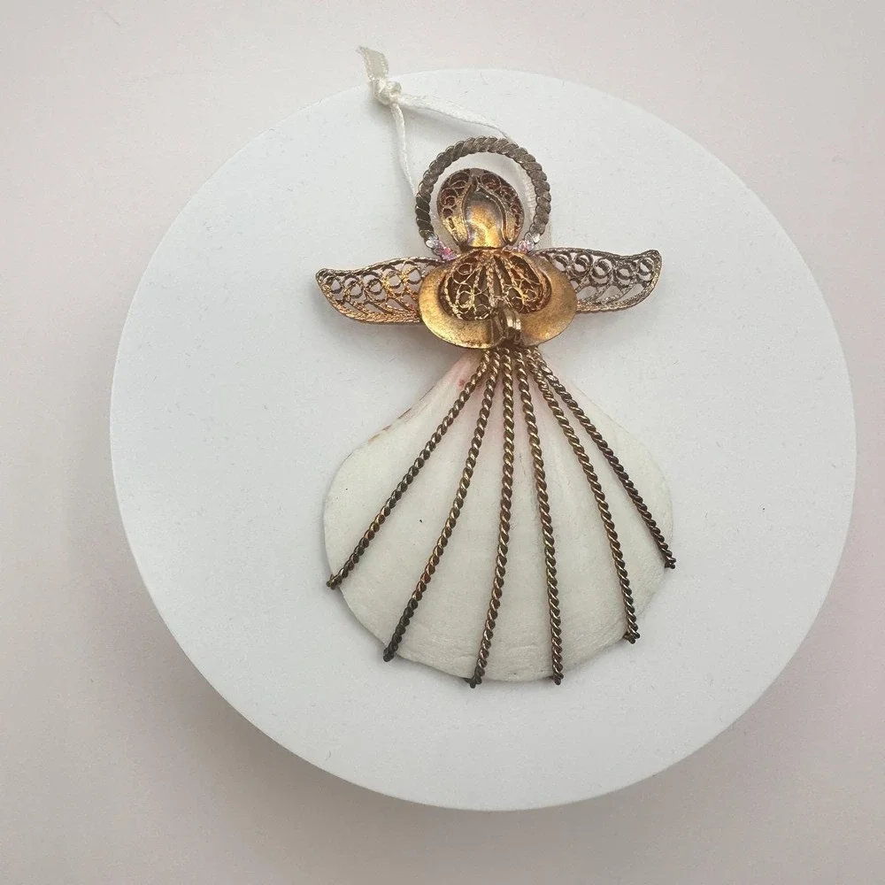Vintage 80s‎ Gold Tone Filigree Scallop Shell Ornament bent Wire Accents Jewelry